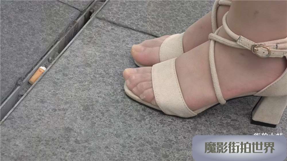 4K - 街拍美足凉高长裙丝袜美女 [1.00 GB/avi]