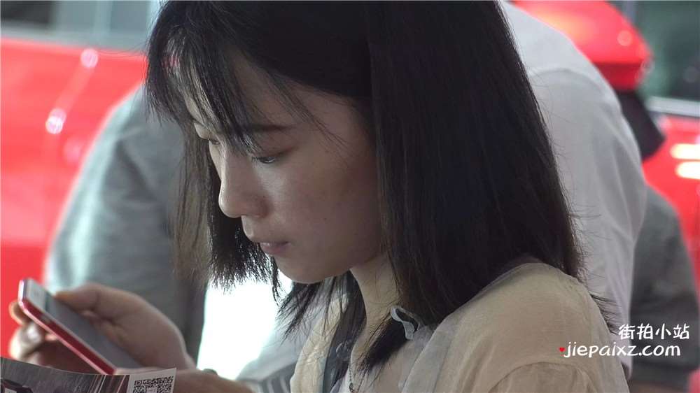 4K - 米色凉高长裙气质小姐姐 [736 MB/avi]