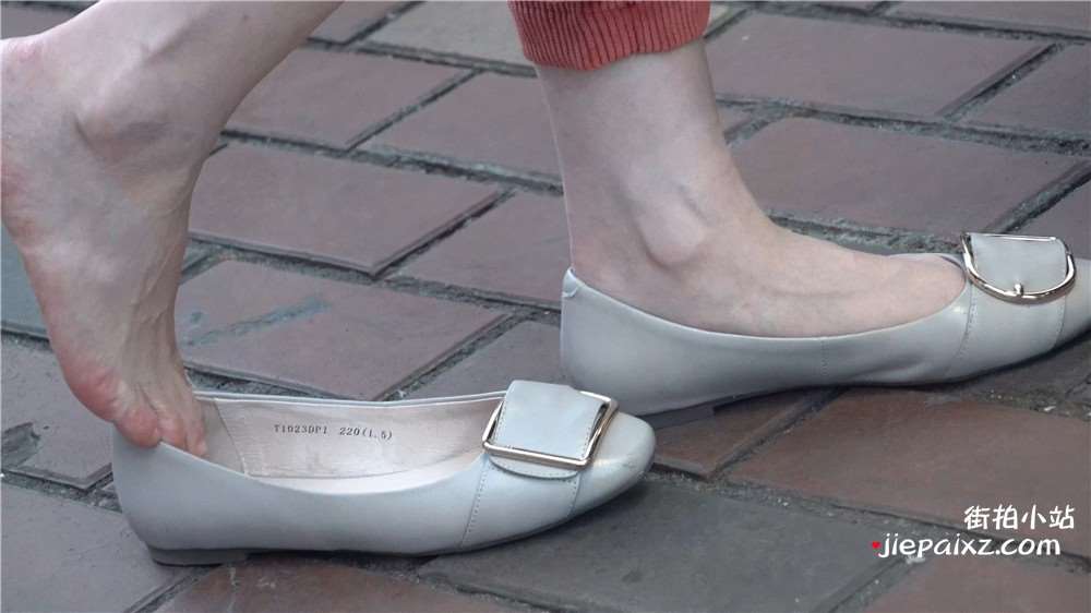 4K - 小平鞋街拍白嫩美足气质美女 [2.57 GB/avi]