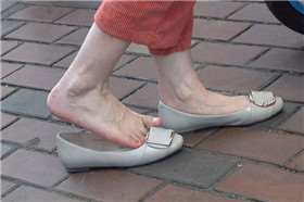 4K - 小平鞋街拍白嫩美足气质美女 [2.57 GB/avi]