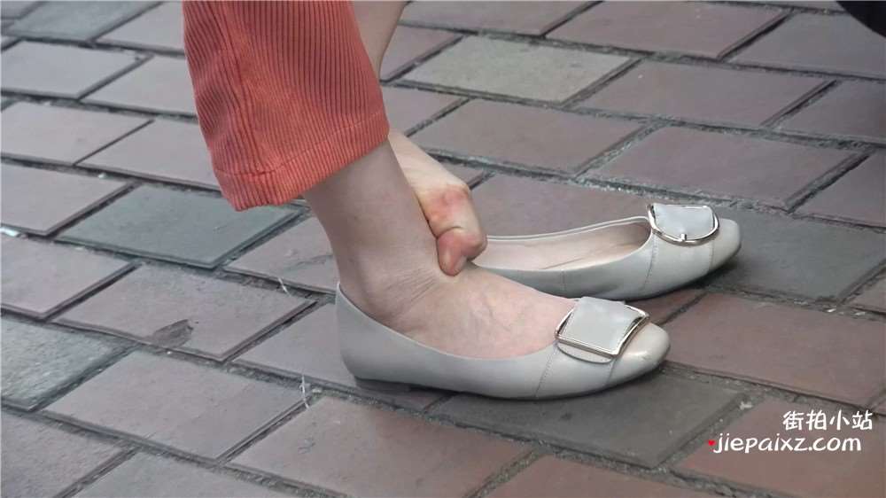 4K - 小平鞋街拍白嫩美足气质美女 [2.57 GB/avi]