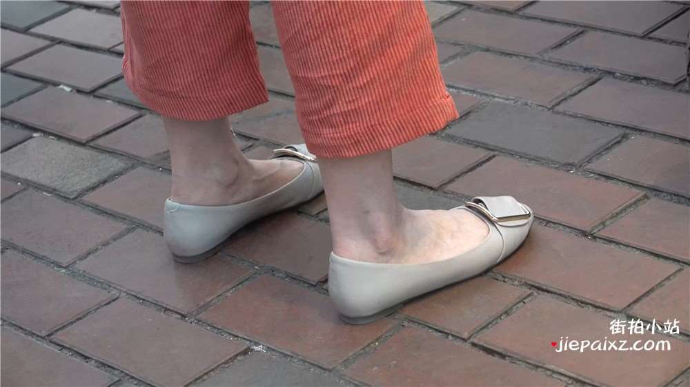 4K - 小平鞋街拍白嫩美足气质美女 [2.57 GB/avi]