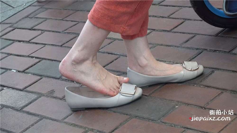 4K - 小平鞋街拍白嫩美足气质美女 [2.57 GB/avi]