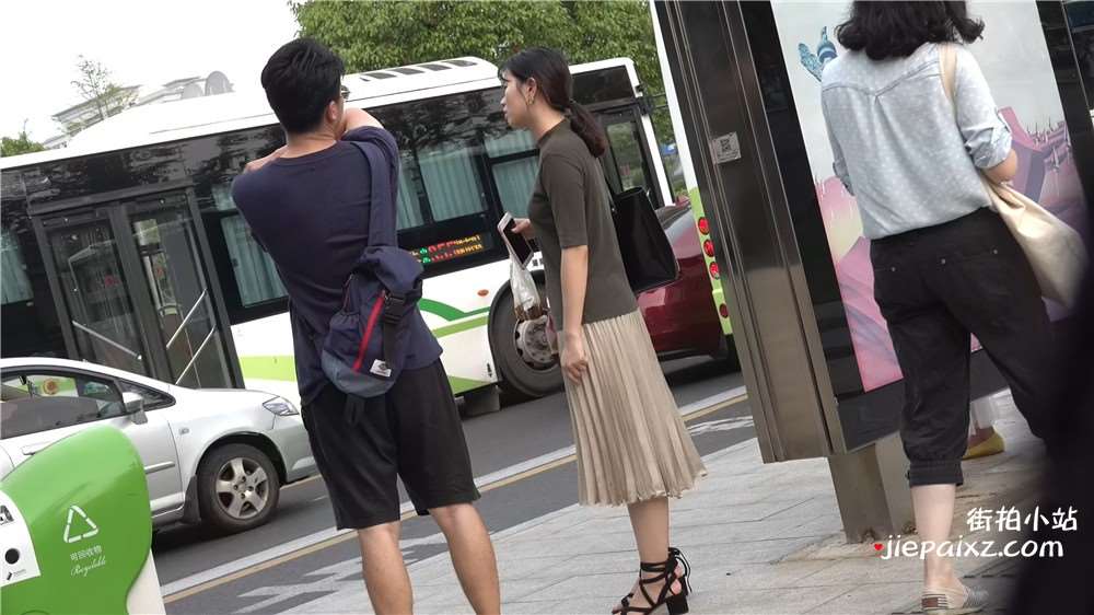 4K - 长裙，凉高，美足街拍美女在等公交 [1.88 GB/avi]
