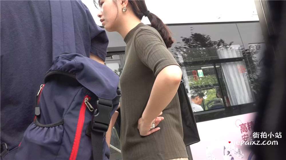 4K - 长裙，凉高，美足街拍美女在等公交 [1.88 GB/avi]