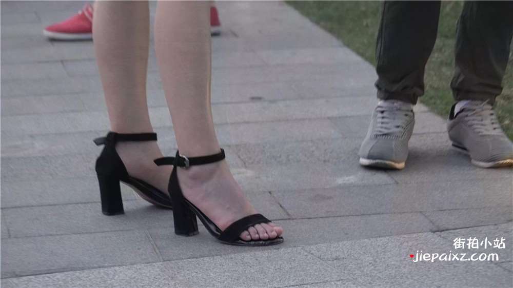 4K - 街拍美足凉高跟MM [977 MB/avi]