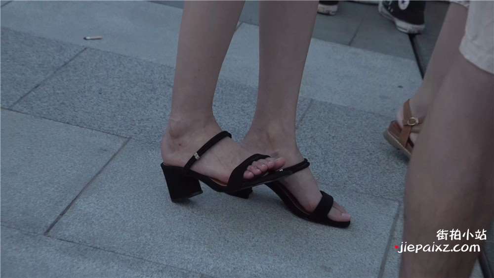 4K -街拍美足，凉高 [1.36 GB/avi]