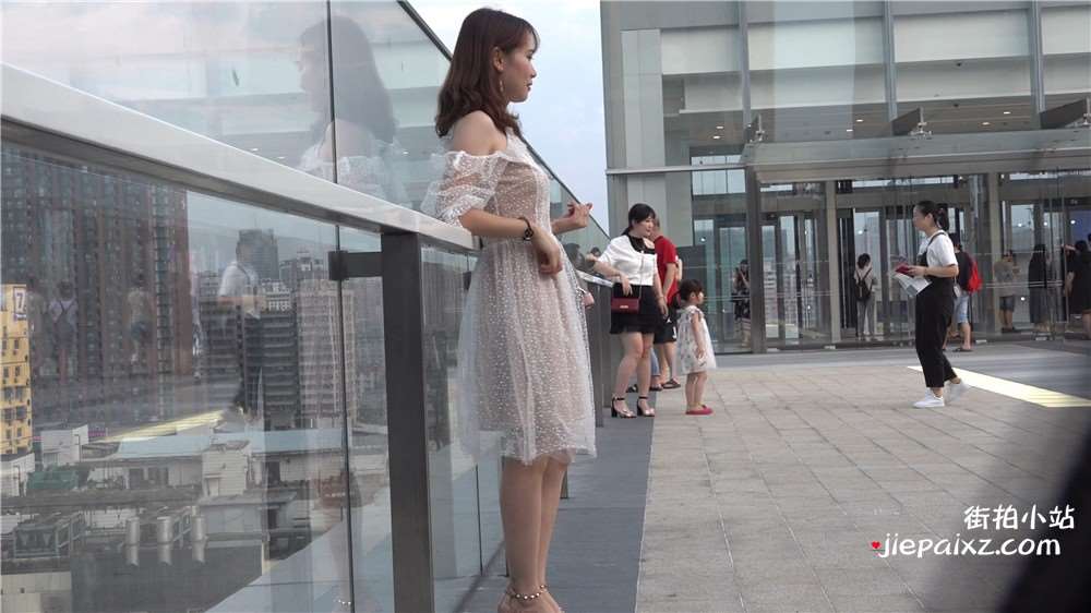 4K - 连衣裙美女没脚丫，绝对堪称人间极品 [1.32 GB/avi]