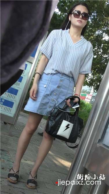 4k超清，公交站拍摄原味丝足凉鞋美女