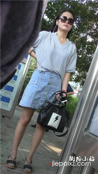 4k超清，公交站拍摄原味丝足凉鞋美女