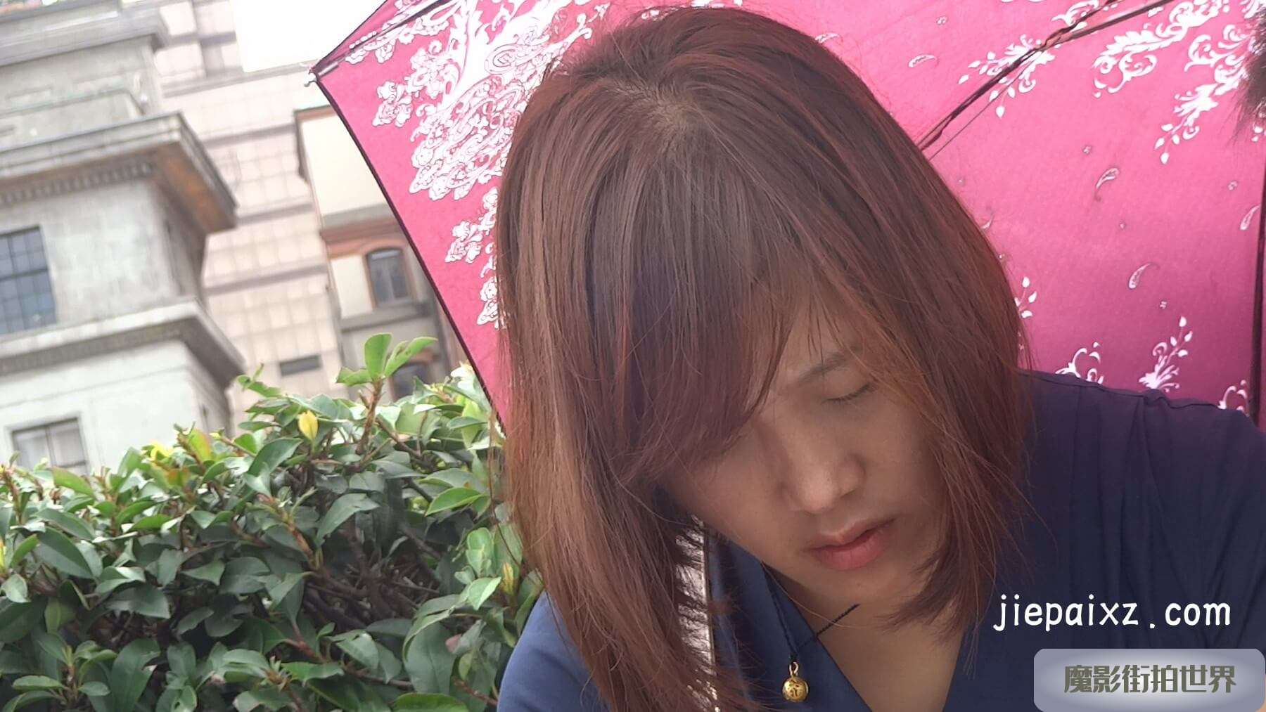 白鞋丝袜妹子很给力 [484 MB/MP4]