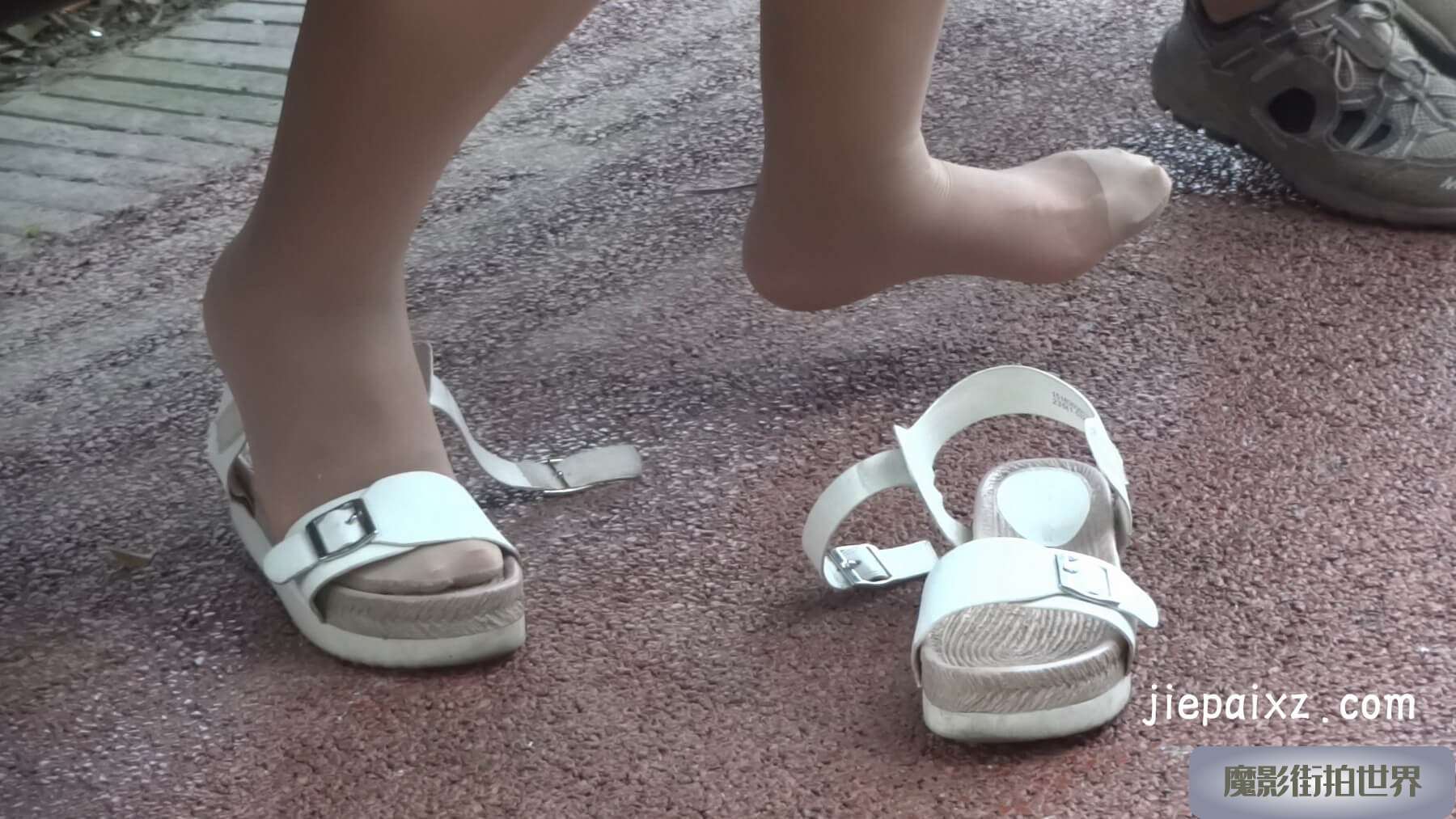 妹子把鞋脱了 [234 MB/MP4]