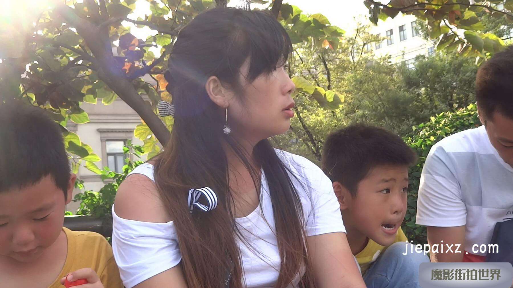 花圃边的水晶长丝少妇 [287 MB/MP4]