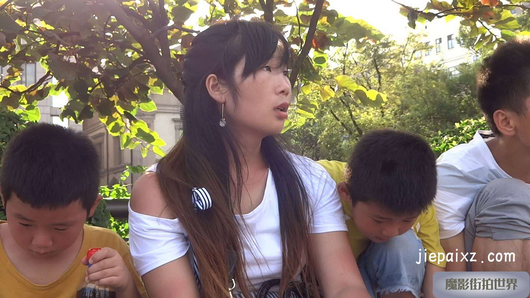 花圃边的水晶长丝少妇 [287 MB/MP4]