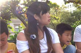 花圃边的水晶长丝少妇 [287 MB/MP4]