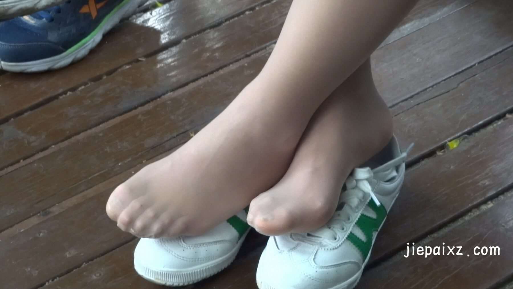 白鞋 [375 MB/MP4]