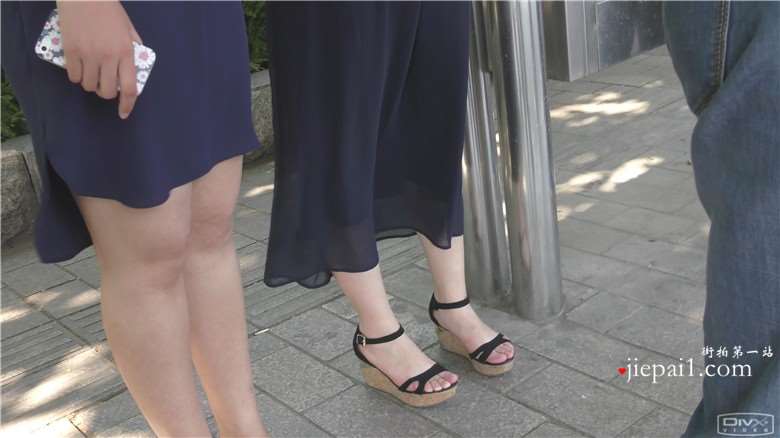 4k-公交站等车的干净玉足美女