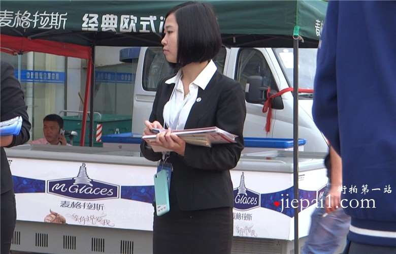 街拍黑色鱼嘴高跟制服促销员短发美眉