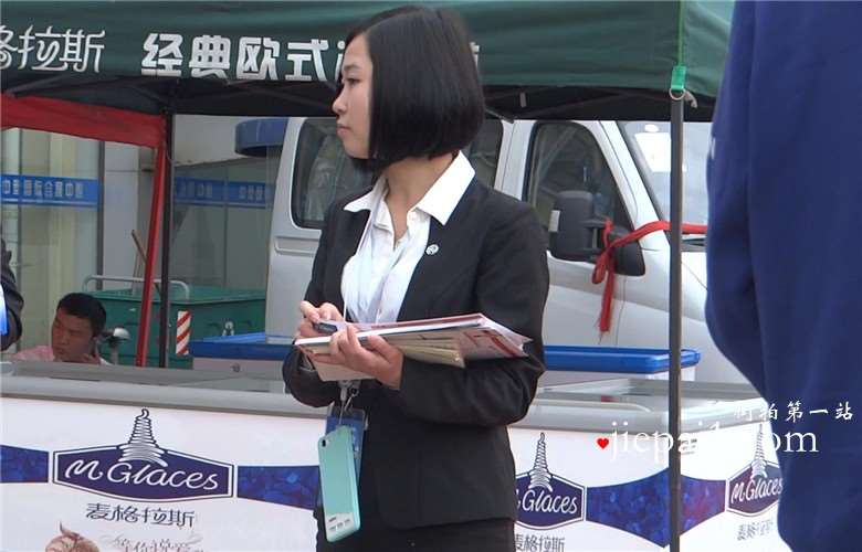 街拍黑色鱼嘴高跟制服促销员短发美眉