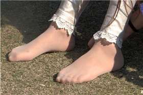 街拍公园草地上的肉丝袜美足女孩