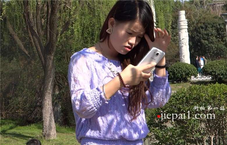 街拍公园草地上的肉丝袜美足女孩