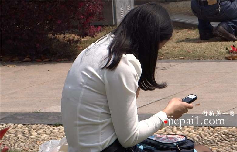 街拍公园草地上晒美足的黑丝袜美女