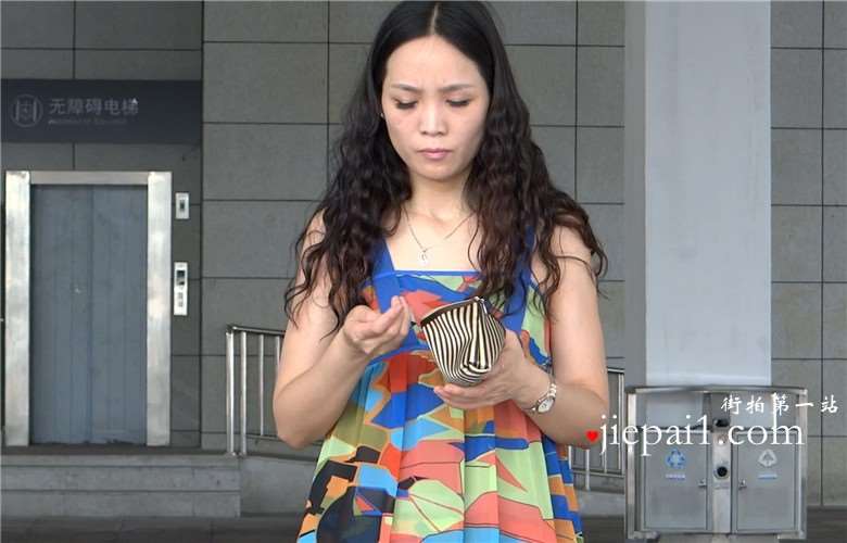 金色尖嘴高跟鞋少妇的玉足绝对纤细修长