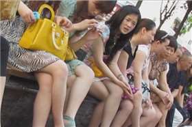 花坛边休息晾脚的丝足美腿少妇们。