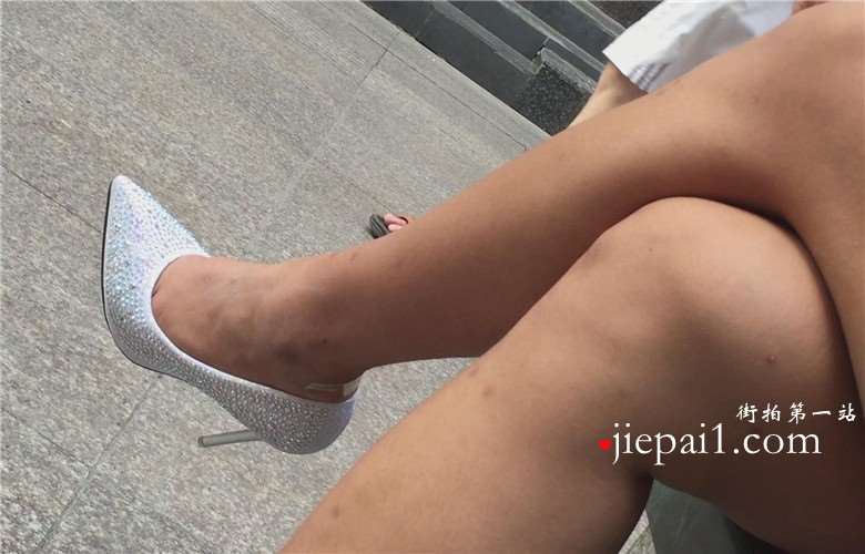 银白色高跟鞋被玉足塞满了。