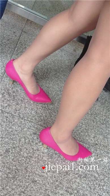 粉色尖嘴高跟鞋肉色丝袜玉足美女