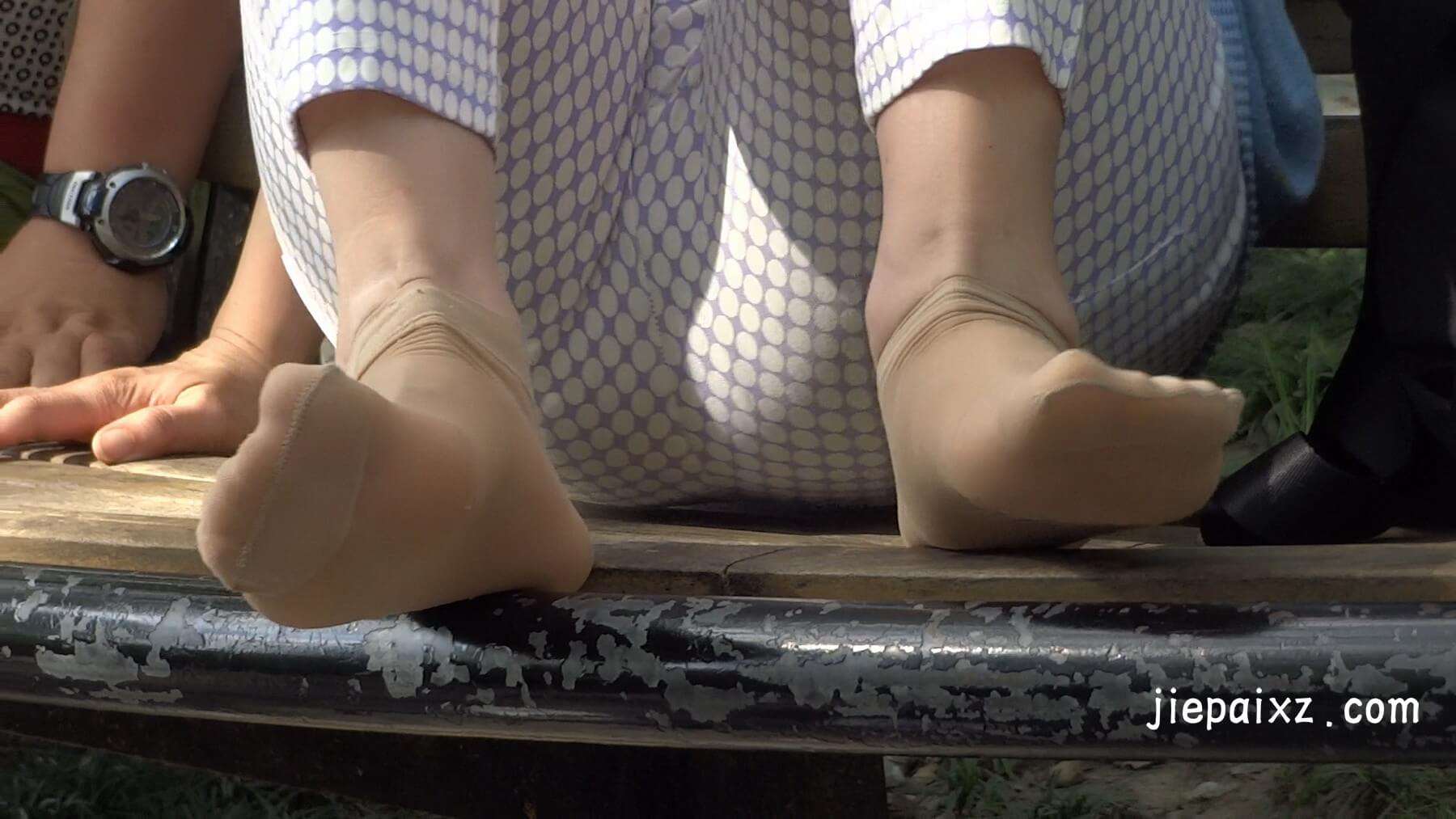 长椅上的M字型 [418 MB/MP4]