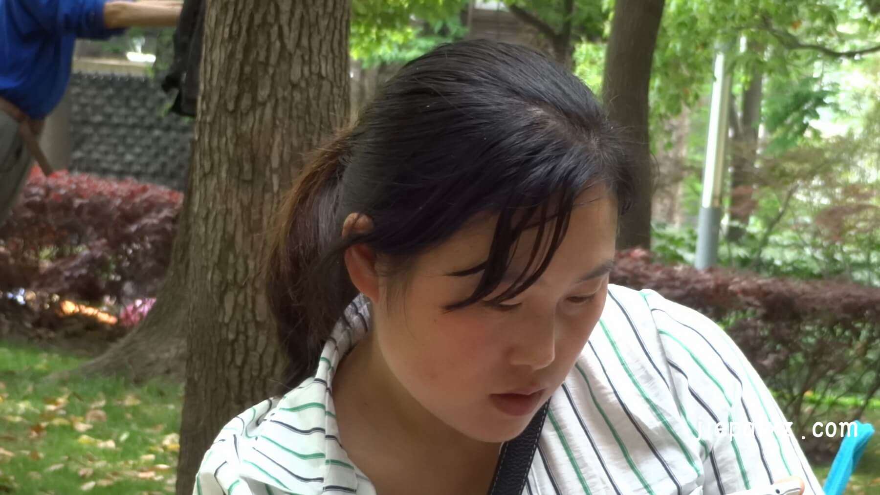 长椅上的美眉 [336 MB/MP4]
