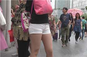 4k-跟着热裤肉丝美足美女逛街