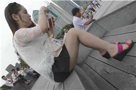 4k-偶遇广场上休息的美足美眉，腿腿真白。