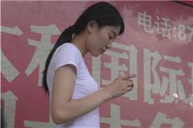 4K - 公交站遇见温柔文静颜值爆表的女神