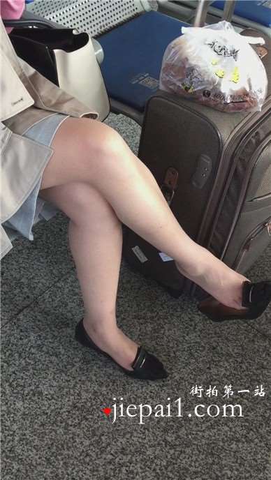 车站偶遇性感美腿的少妇，挑着小高跟鞋给玉足透透气。