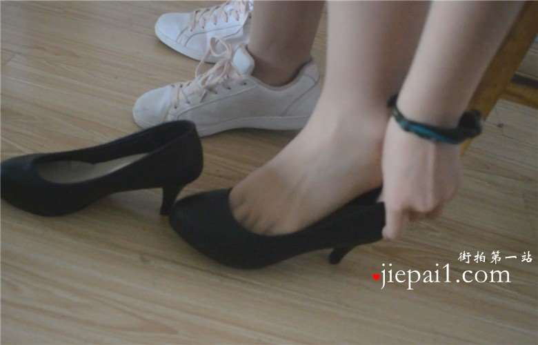 牛人把萝莉美女忽悠回家拍摄高跟丝足秀