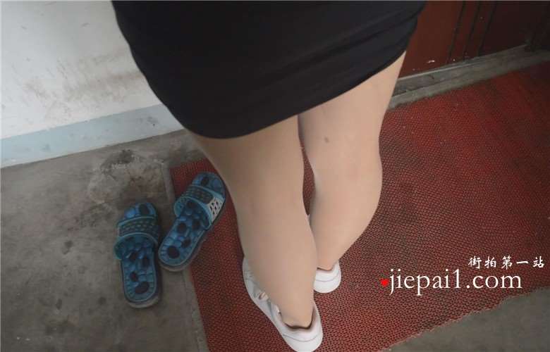 牛人把萝莉美女忽悠回家拍摄高跟丝足秀