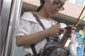 4k-公交站拍摄公主裙美腿眼镜妹等车。