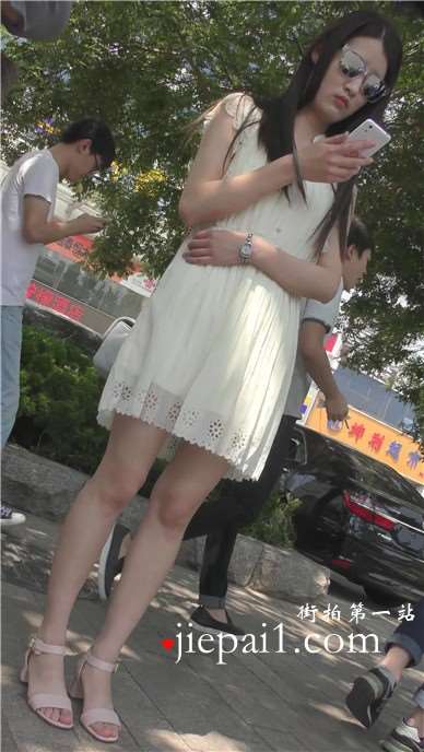 4k-甜美小清新公主裙美眉，鲜嫩多汁的玉足诱人。