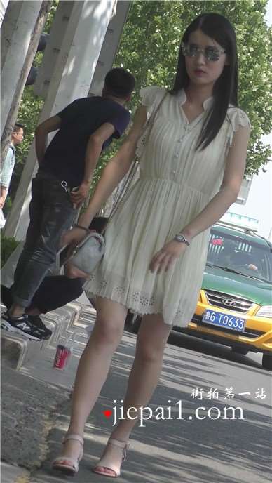 4k-甜美小清新公主裙美眉，鲜嫩多汁的玉足诱人。
