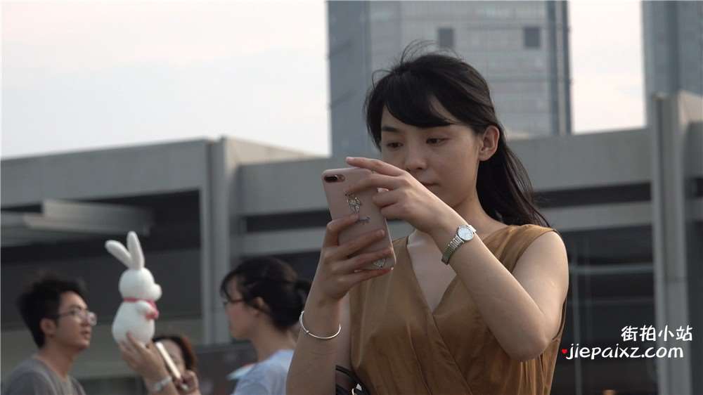4K - 细腿高跟美足优雅街拍美女 [2.87 GB/avi]