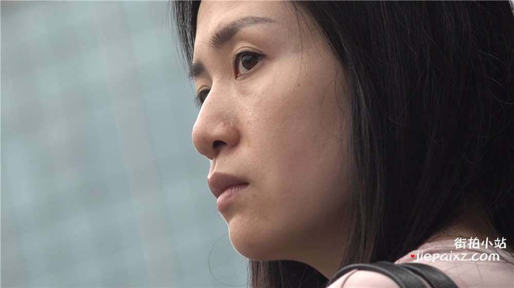 4K - 等公交车的街拍美足坡高跟文静成熟美女 [2.99 GB/avi]