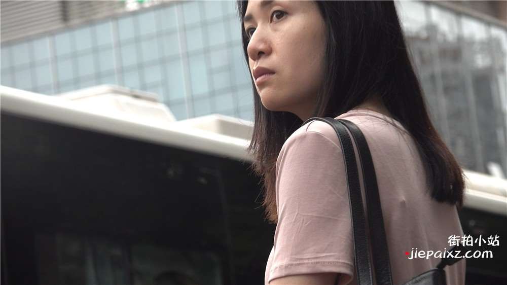 4K - 等公交车的街拍美足坡高跟文静成熟美女 [2.99 GB/avi]