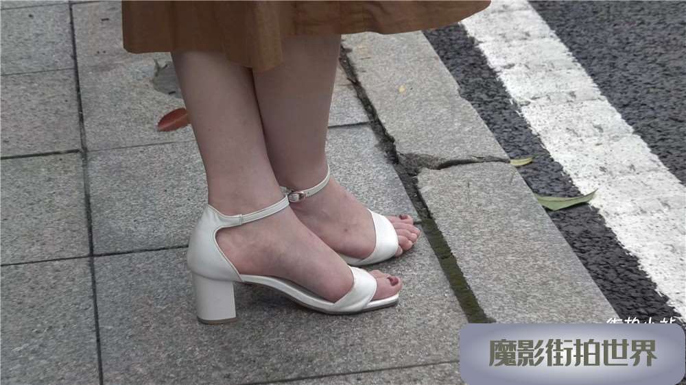 4K - 极度粉嫩的白高跟美足美女姐姐 [0.98 GB/MP4]