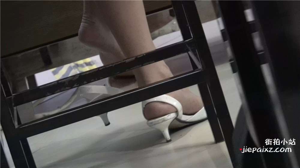 白色凉高跟街拍美足MM [2.56 GB/MP4]