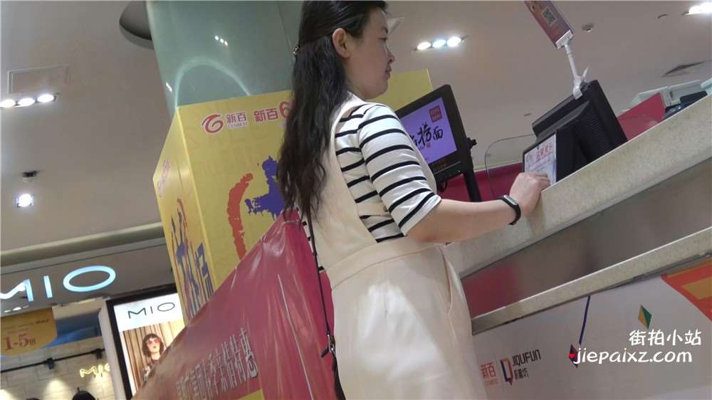 街拍肉丝袜微胖shu妇试鞋 [476 MB/MP4]