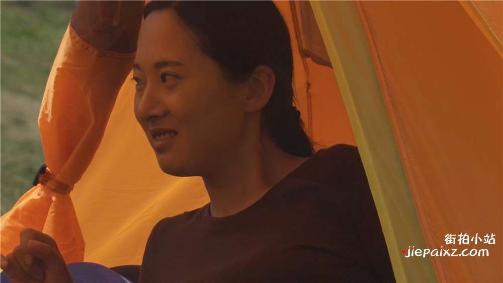 公园草地上帐篷内休闲的短丝袜美足 [10.2 GB/MP4]