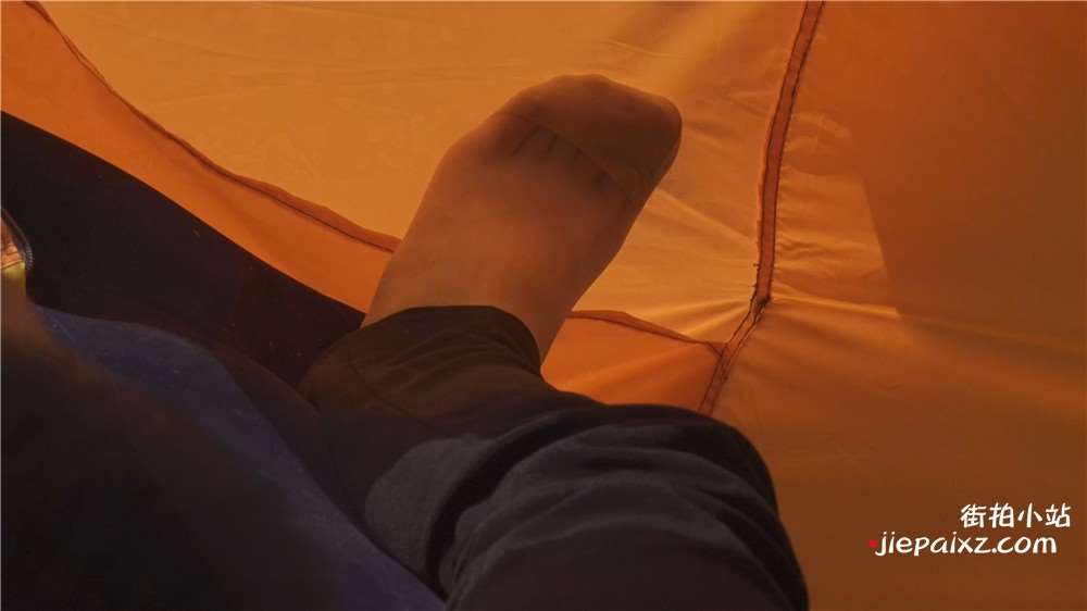 公园草地上帐篷内休闲的短丝袜美足 [10.2 GB/MP4]