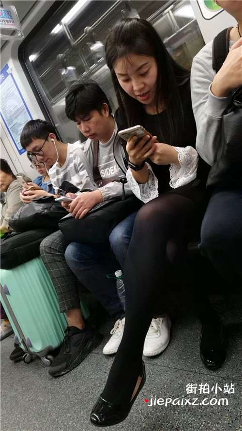 地铁上的黑丝MM
